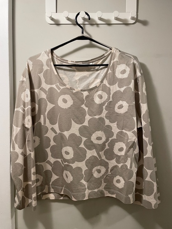 Marimekko Tops - Marimekko Unikko Long-Sleeve Floral Tee beige/ cream